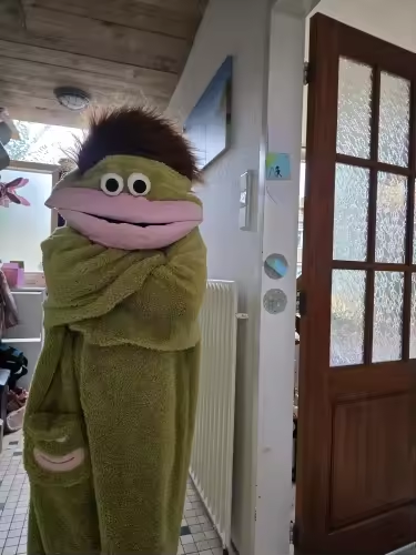 Asiakaskuva: vihreä Monsies ovella